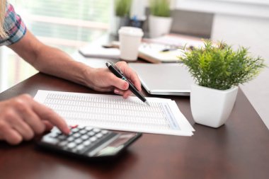 Hesap makinesi kullanan kadın eller. Finans ve ekonomi kavramı