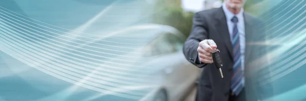 Verkäufer Bietet Autoschlüssel Panorama Banner — Stockfoto