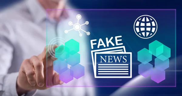 Mann Berührt Mit Dem Finger Ein Fake News Konzept Auf — Stockfoto