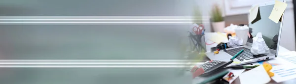 Грязный Загроможденный Стол Панорамный Баннер — стоковое фото