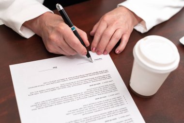 Bir sözleşme imzalayan iş kadınının eli (Lorem ipsum metni)