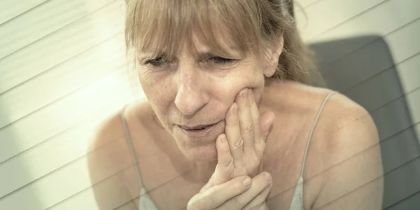 Зріла Жінка Рукою Щоці Страждає Від Зубного Болю Геометричний Візерунок — стокове фото