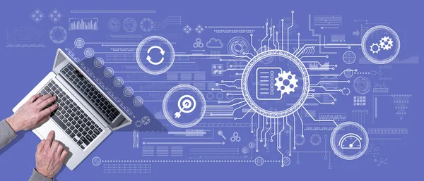 İş akışı kavramının sembolü olan dizüstü bilgisayar kullanan ellerin üst görünümü