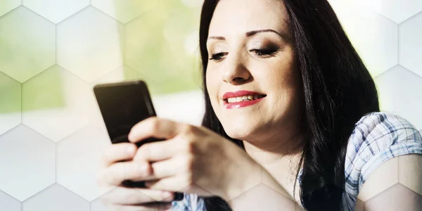 Молода Приваблива Жінка Використовує Мобільний Телефон Вдома Геометричний Візерунок — стокове фото