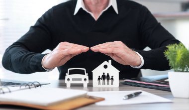Aile, ev ve araba elle korunuyor - yaşam, ev ve otomobil sigortası kavramı