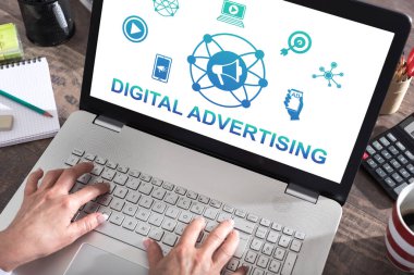 Bir dizüstü bilgisayarda gösterilen dijital reklam kavramı
