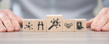 Asker toplama kavramının sembolü olan tahta bloklar