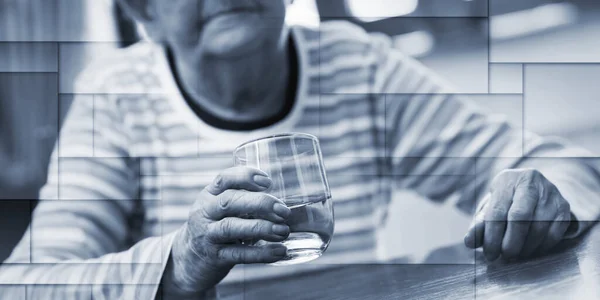 Ηλικιωμένη Γυναίκα Που Κρατά Ένα Ποτήρι Νερό Στο Σπίτι Γεωμετρικό — Φωτογραφία Αρχείου