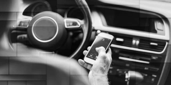 Hombre Usando Teléfono Inteligente Mientras Conduce Coche Patrón Geométrico — Foto de Stock