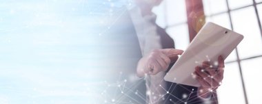 Tablet, işaret fişeği ve ışık efektleri kullanan işadamı; panoramik pankart