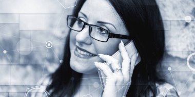 Cep telefonu kullanan güzel genç bir kadının portresi, ışık efekti, geometrik desen