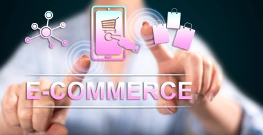 Dokunmatik ekranda parmaklarıyla bir e-ticaret konseptine dokunan kadın.