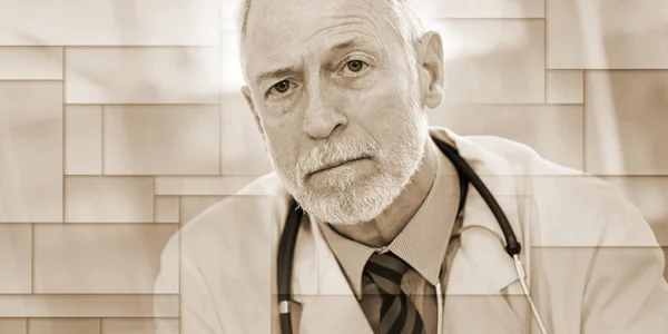 Retrato Del Médico Senior Masculino Mirando Cámara Patrón Geométrico —  Fotos de Stock