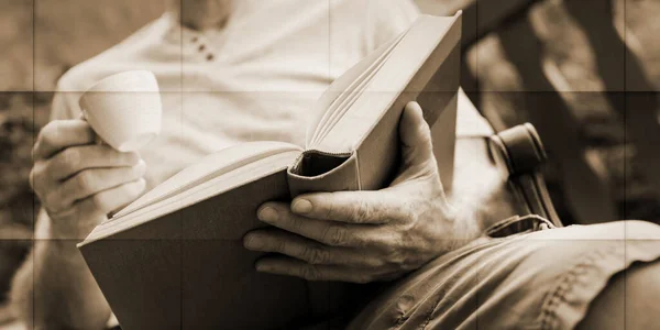 Hombre Leyendo Libro Sosteniendo Una Taza Café Patrón Geométrico — Foto de Stock