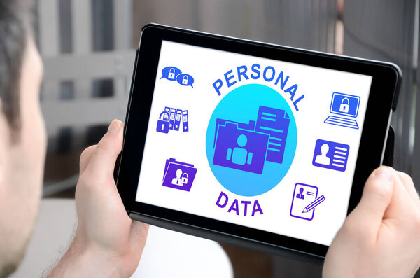 Человек с планшетом, показывающим концепцию персональных данных