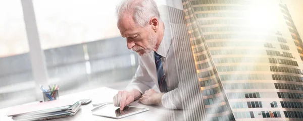 Ritratto Uomo Affari Anziano Che Lavora Tablet Ufficio Esposizione Multipla — Foto Stock