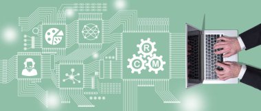 Krim kavramının sembolü olan dizüstü bilgisayar kullanan ellerin üst görünümü