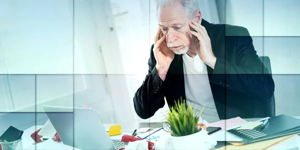 Uomo Affari Anziano Oberato Lavoro Seduto Una Scrivania Disordinata Modello — Foto Stock