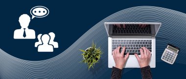 Koçluk konsepti sembollü dizüstü bilgisayar kullanan ellerin üst görünümü