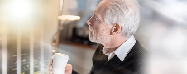 Ragionevole Uomo Anziano Possesso Una Tazza Caffè Carta Esposizione Multipla — Foto Stock