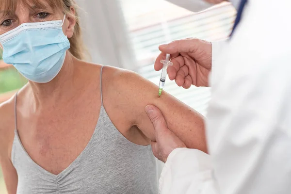 Médico Que Administra Injecção Vacina Doentes Sexo Feminino Consultório Médico — Fotografia de Stock