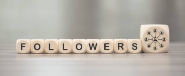 Müritlerin sembolü olan tahta bloklar.