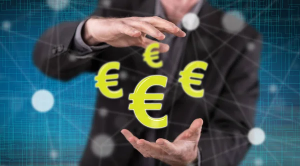 Έννοια Του Ευρώ Ανάμεσα Στα Χέρια Ενός Άνδρα Στο Παρασκήνιο — Φωτογραφία Αρχείου