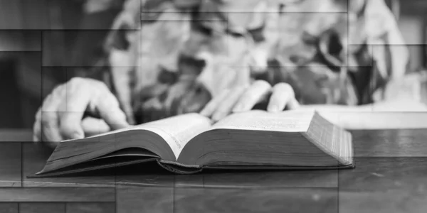 Anciana Leyendo Libro Casa Patrón Geométrico — Foto de Stock