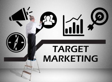 Merdivendeki adam duvara hedef pazarlama konseptini çiziyor.