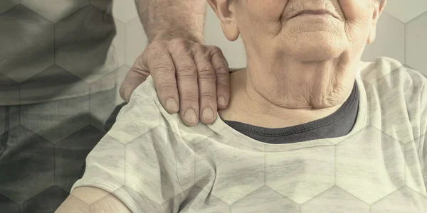 一个老妇人的手放在肩上 几何图形 — 图库照片