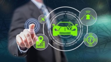 Adam dokunmatik ekranda şoförsüz araba konseptine parmaklarıyla dokunuyor.
