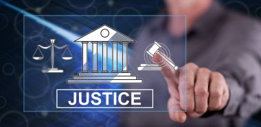 Adam dokunmatik ekranda adalet kavramına dokunuyor.