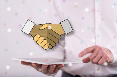 Arka planda bir adamın tuttuğu tabletin üzerindeki ortaklık kavramı