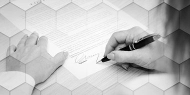 Kadın yasal bir belge imzalıyor, geometrik desen.