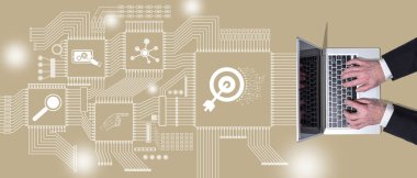 Dijital strateji kavramının sembolü olan dizüstü bilgisayar kullanan ellerin üst görünümü