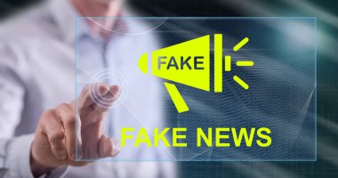 Adam dokunmatik ekranda sahte bir haber konseptine parmağıyla dokunuyor.