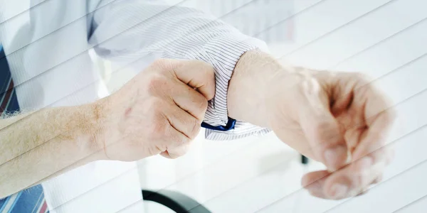 Uomo Affari Arrotolando Manica Ufficio Modello Geometrico — Foto Stock