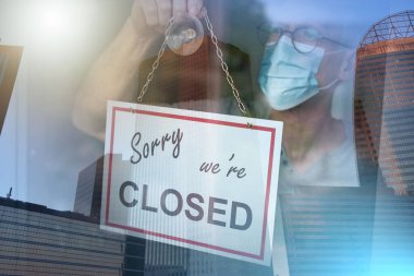 Mağaza sahibi asılıyor. Üzgünüm pencereye kapalı işareti koyduk. Çoklu maruz kalma