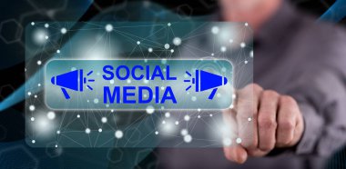 Adam dokunmatik ekranda sosyal medya kavramına parmağıyla dokunuyor.