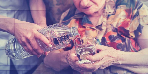 Krankenschwester Gießt Wasser Ein Glas Für Eine Alte Frau Geometrisches — Stockfoto