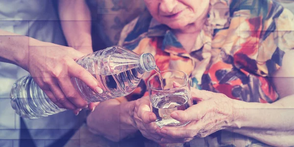 Enfermera Vertiendo Agua Vaso Para Una Anciana Patrón Geométrico — Foto de Stock