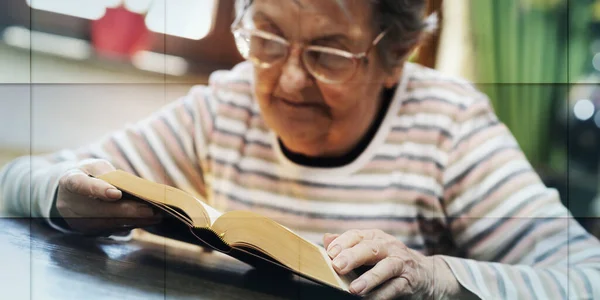 Mulher Velha Lendo Livro Casa Padrão Geométrico — Fotografia de Stock