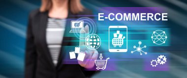 Dokunmatik ekranda parmaklarıyla bir e-ticaret konseptine dokunan kadın.
