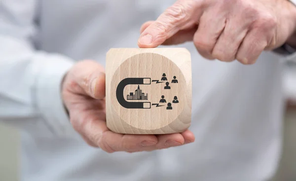 木製のキューブを持ち コンセプトを採用するシンボルを持つ手 — ストック写真