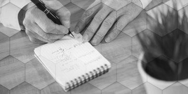 Not defterinde kalem yazısı olan erkek eller, geometrik desen