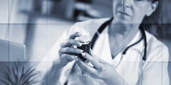 Médico Femenino Mirando Una Botella Pastillas Consultorio Médico Patrón Geométrico — Foto de Stock