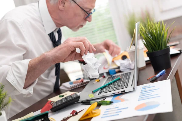 Desorganisierter Geschäftsmann Auf Der Suche Nach Dokumenten Auf Seinem Unordentlichen — Stockfoto