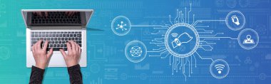 Giyilebilir teknoloji sembolü olan dizüstü bilgisayar kullanan ellerin üst görünümü