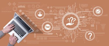 Soru konsepti sembollü dizüstü bilgisayar kullanan ellerin üst görünümü