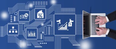 Roi kavramının sembolü olan dizüstü bilgisayar kullanan ellerin üst görünümü